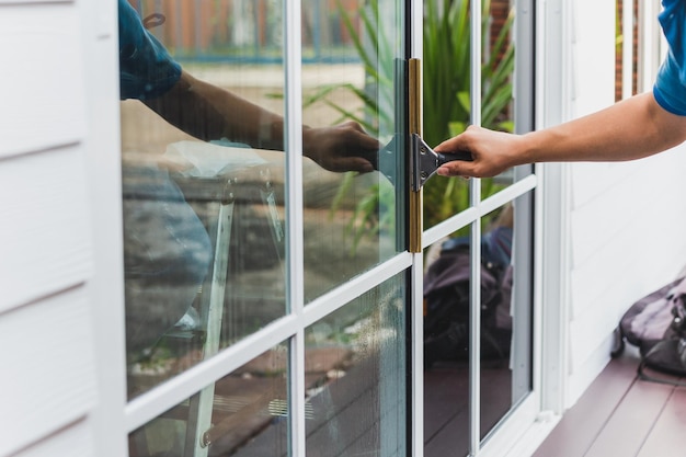 El trabajador usa la ventana de limpieza del raspador antes de instalar la película de tintado