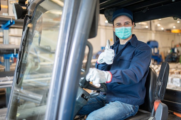 Trabajador usando una carretilla elevadora