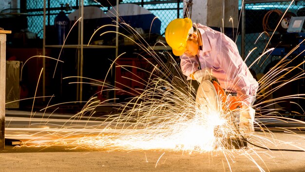 el trabajador utiliza el metal de corte de molienda