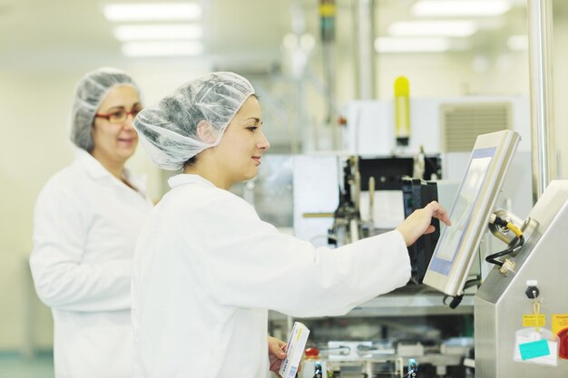 trabajadora en el almacén de una compañía farmacéutica