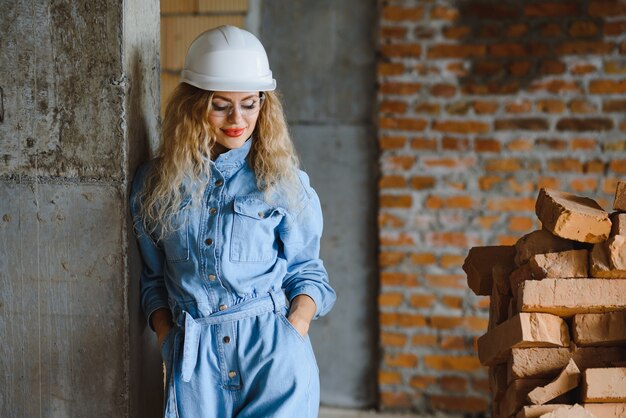 Trabajadora de almacén. Constructor de mujer en casco. Ingeniero o arquitecto de niña. Renovación de viviendas. Inspector de calidad. Ocupación de trabajo de construcción. Obrero. Señora en el sitio de construcción.