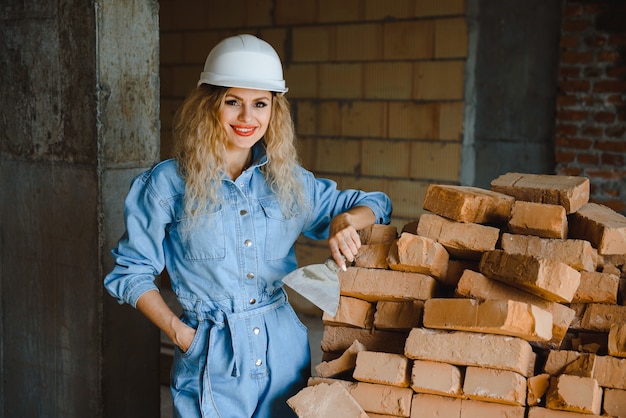 Trabajadora de almacén. Constructor de mujer en casco.