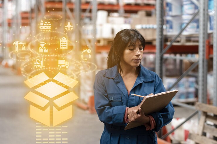 Foto trabajadora de almacén que escribe un collage de hologramas de acciones