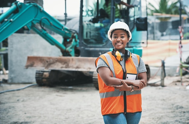 Trabajadora de la construcción feliz con una sonrisa lista para trabajar en un lugar de trabajo afuera Retrato de un joven y orgulloso gerente de desarrollo de edificios a punto de comenzar a trabajar en planes industriales de ingeniería