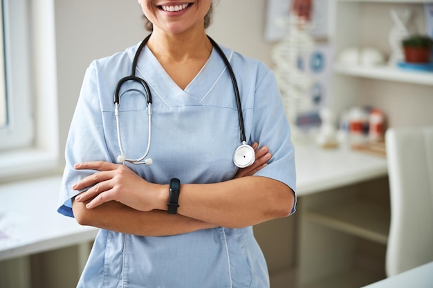 Trabajadora médica posando en una habitación de hospital