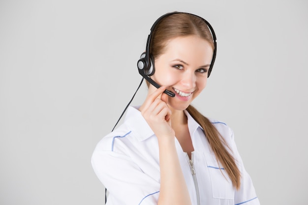 Trabajadora de servicio al cliente, operador de call center sonriente