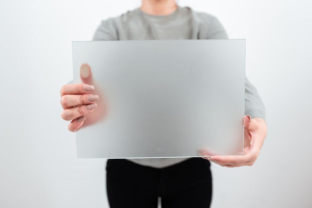 Trabajadora sosteniendo un cartel en blanco y haciendo un anuncio importante mujer de negocios con pancarta en las manos promoviendo y comercializando la marca de la empresa para lograr los objetivos comerciales