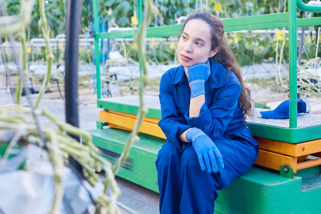 Trabajadora tomando descanso en plantación