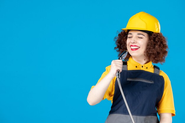 Trabajadora en uniforme amarillo con ducha en el azul