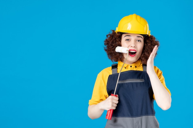 Trabajadora en uniforme amarillo sobre azul