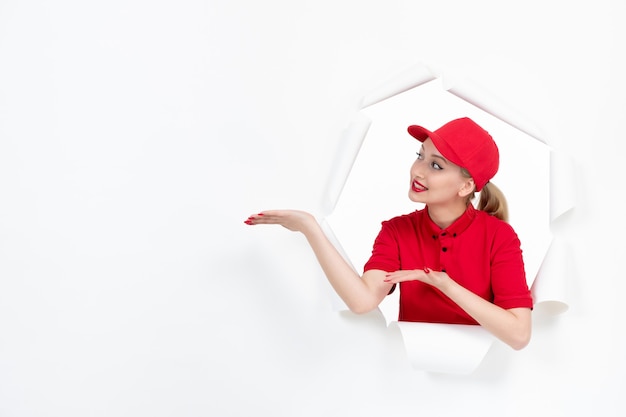 Trabajadora en uniforme rojo sobre blanco