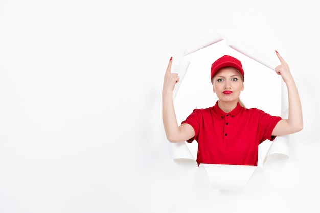 Trabajadora en uniforme rojo sobre blanco