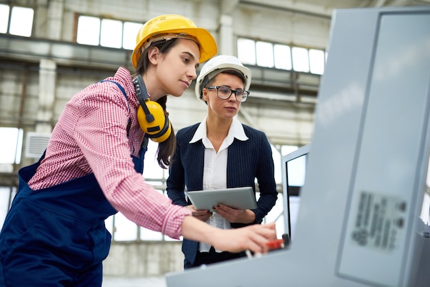 Trabajadoras en planta moderna