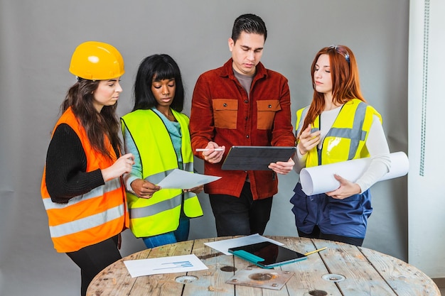 Foto trabajadoras en un sitio de construcción que se enfrentan con el gerente