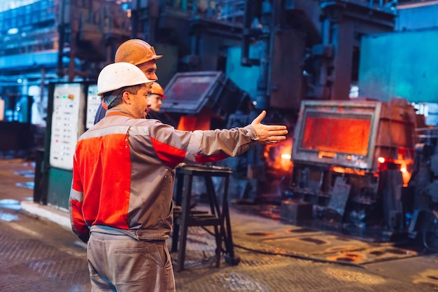 Trabajadores en la acería.