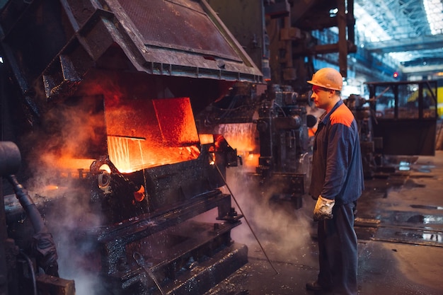 Trabajadores de la acería.