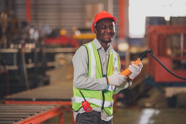 Trabajadores afroamericanos controlan máquinas pesadas en la fábrica