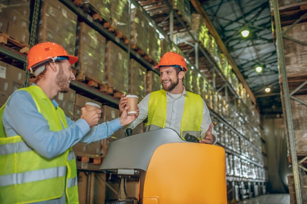 Trabajadores del almacén con casco