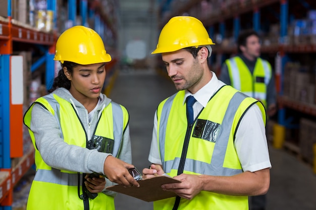 Trabajadores del almacén interactuando entre sí