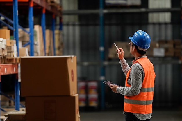 Trabajadores de almacén que venden cheques de existencias con tabletas