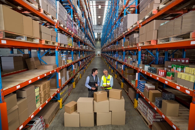 Trabajadores del almacén revisando el inventario