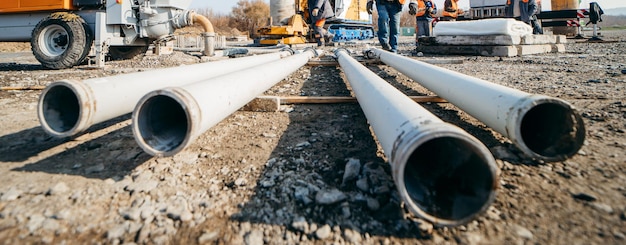 Los trabajadores apilan tubos de hierro para verter hormigón antes de construir un puente