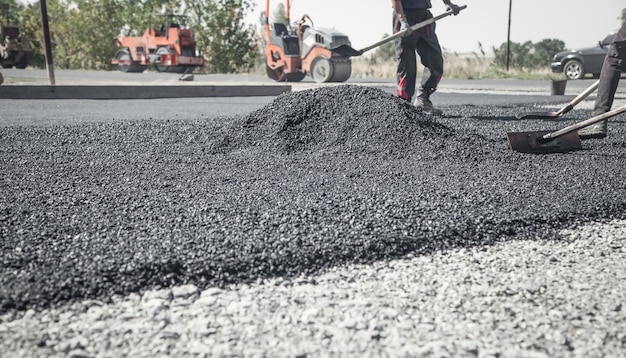 Trabajadores arreglando asfalto