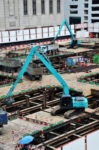 Trabajadores asiáticos y trabajadores trabajadores tailandeses utilizan máquinas y maquinaria pesada constructor de trabajo nueva estructura torre edificio alto en andamio en el sitio de construcción en la ciudad capital en Bangkok Tailandia