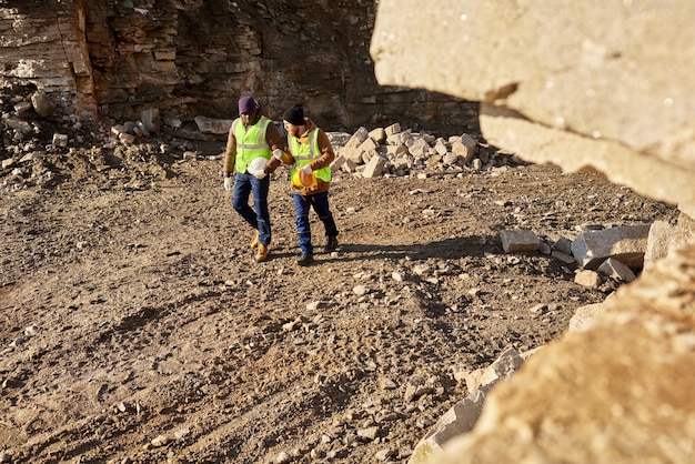 Trabajadores caminando en el sitio