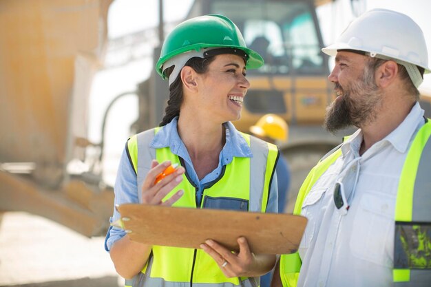 Trabajadores de cantera masculinos y femeninos discutiendo en el sitio