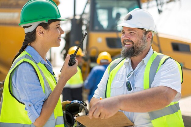 Trabajadores de cantera masculinos y femeninos discutiendo en el sitio