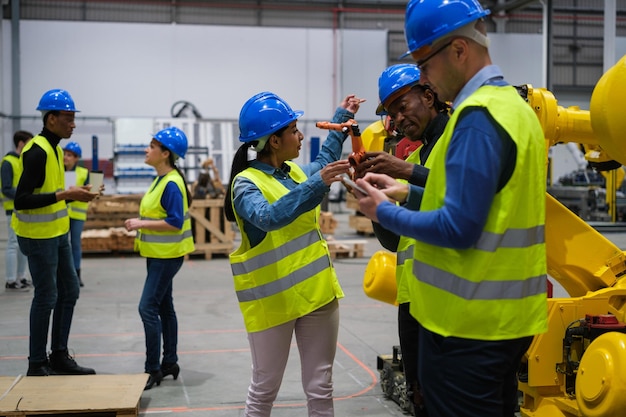 Trabajadores colaborando para mejorar la eficiencia laboral