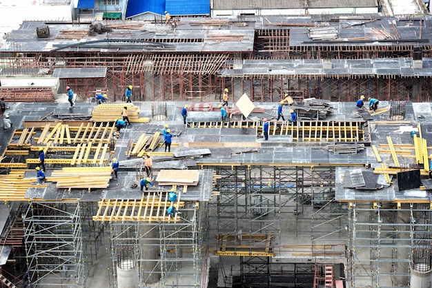 Trabajadores de la construcción de ángulo alto