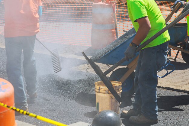 Foto trabajadores en una construcción de carreteras, industria y trabajo en equipo.