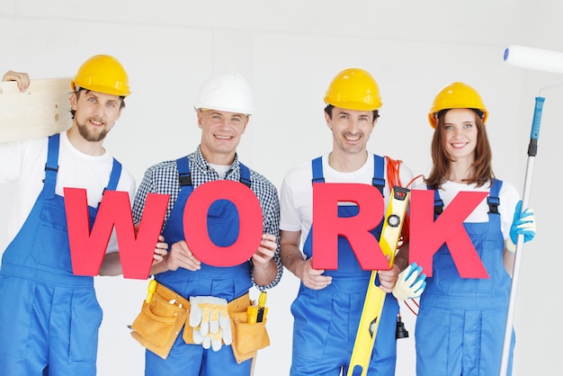 Trabajadores de la construcción con cartas de trabajo.