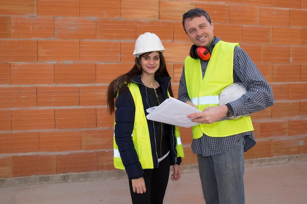 Trabajadores de la construcción leyendo planos en el sitio de construcción