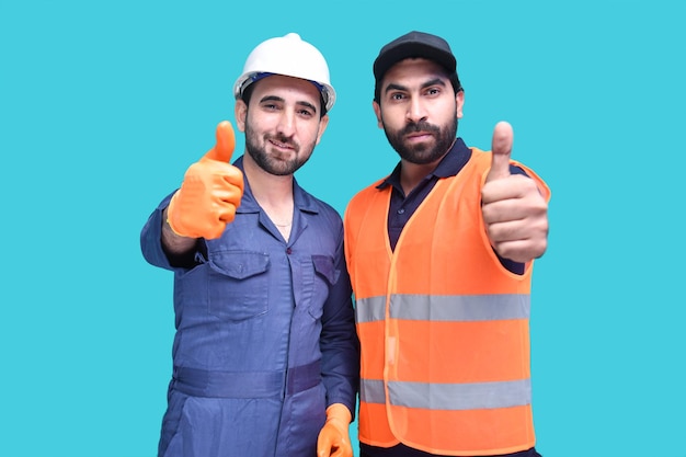 Trabajadores de la construcción mostrando ok pulgar hacia arriba modelo paquistaní indio