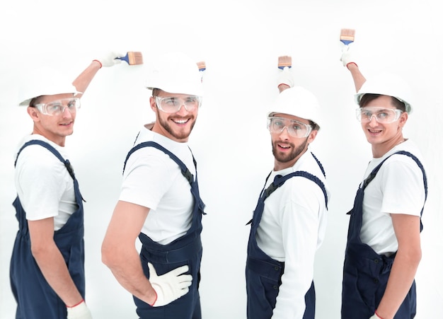 Trabajadores de la construcción pintan la pared trasera