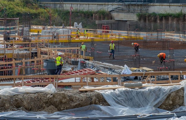 Trabajadores de la construcción preparando la base con metal