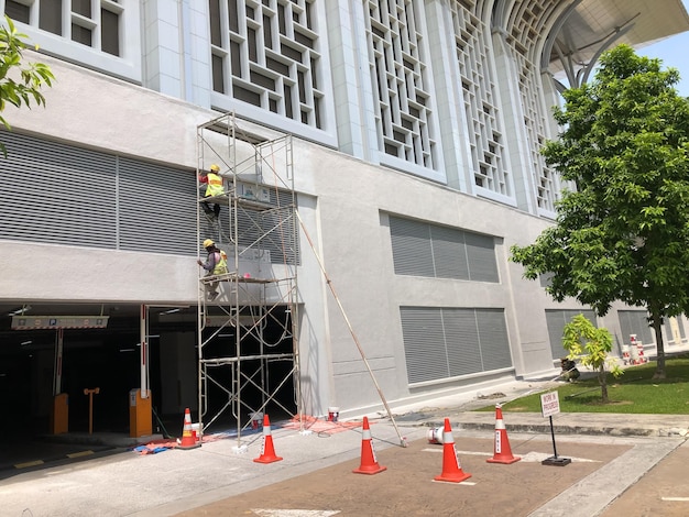 Trabajadores de la construcción que trabajan en un lugar alto Día soleado