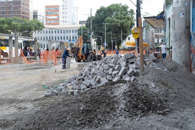 Trabajadores de la construcción reconstruyen la calle Conceicao da Praia en la ciudad de Salvador Bahia