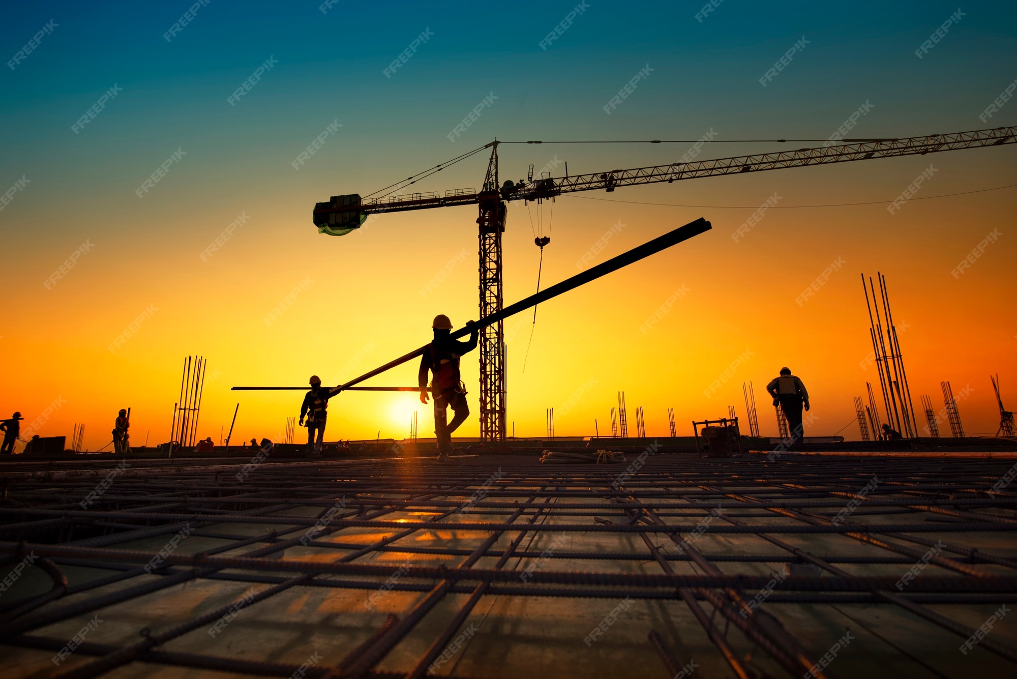 Trabajadores de la construcción de la silueta que fabrican barras de