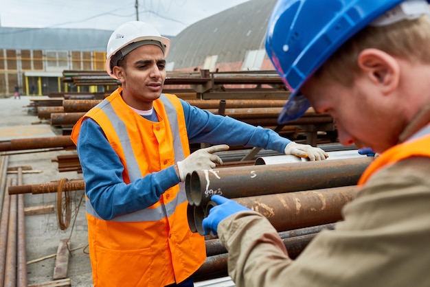 Trabajadores de la construcción en el trabajo