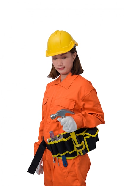 Trabajadores de la construcción vistiendo ropa protectora naranja, mano de casco con martillo con cinturón de herramientas aislado sobre fondo blanco