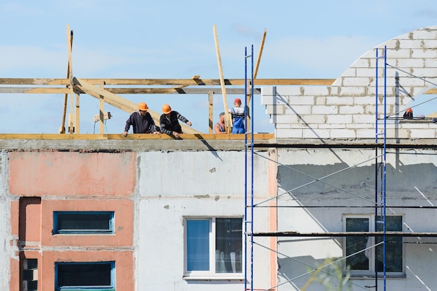 Trabajadores constructores hacen instalación de andamios