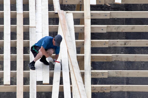 Trabajadores construyendo techo