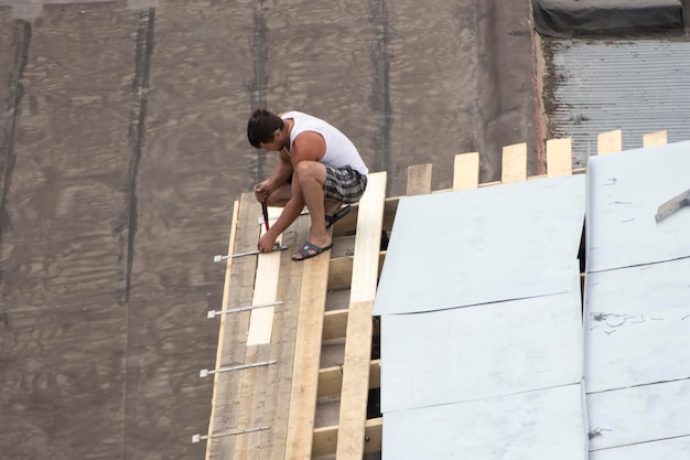 Trabajadores construyendo techo