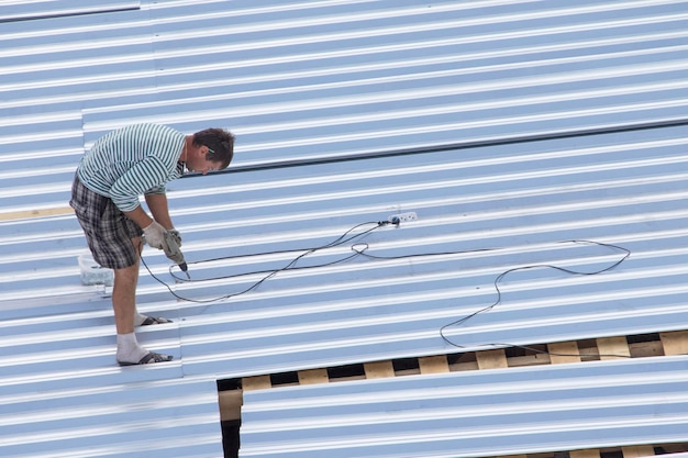 Trabajadores construyendo techo