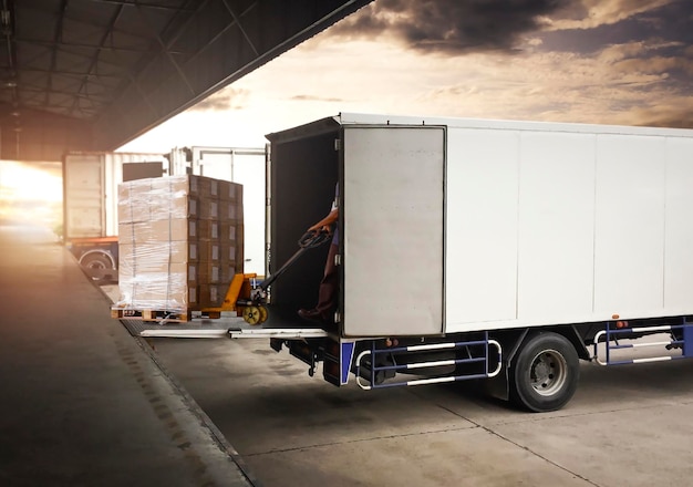 Trabajadores Courier Descargando Cajas de Paquetes en Carga Contenedor Entrega Envío Camiones Logística