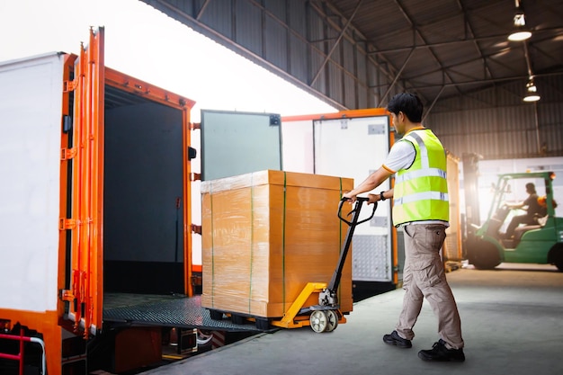 Foto trabajadores descargando cajas de paletas pesadas en camiones de contenedores cadena de suministro envío almacén envío